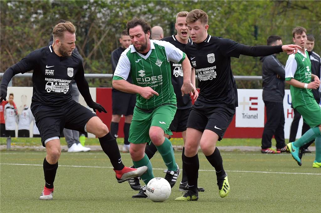 Nach Lockerungen: Erster Lüner Fußballverein bereitet Sportanlage für Öffnung vor Wenn Jan Niggemann (l.) nicht gerade auf der Sportanlage arbeitet, ist er für die zweite Mannschaft des BV Brambauer am Ball.