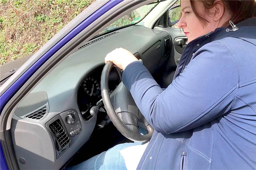 Autodiebe flexen Katalysator von 22 Jahre altem Polo ab Justine Schneider ist so stolz auf ihr erstes Auto, den VW-Polo „Betty", Baujahr 1999. Doch Diebe haben in der Nacht den Katalysator aus dem Auspuff geschnitten.