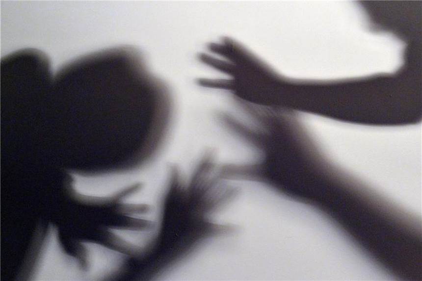 Wenn Kinder aus Wut hauen und treten, helfen vernünftige Worte meist wenig. Großeltern sollten durch Mimik und Gestik klar machen, dass sie das Verhalten ablehnen. Foto: Maurizio Gambarini