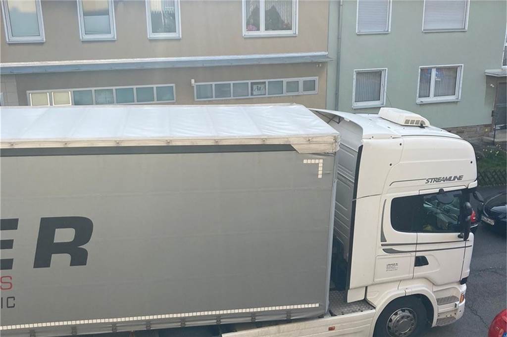 Anwohner der Reichshofstraße fordern Durchfahrverbot für Lkw Wenn links und rechts Fahrzeuge parken, ist Gegenverkehr praktisch unmöglich.