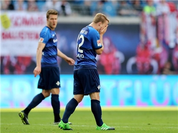 "Wenn man das Ergebnis mal weglässt, haben wir eins unserer besten Auswärtsspiele gemacht," sagte Sven Schipplock (l), der mit Fabian Holland nach der 0:4-Niederlage vom Platz geht. Foto: Jan Woitas