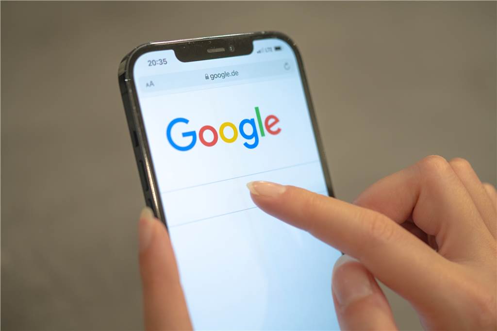 Es gibt eine kuriose Verbindung zwischen Herbern und Norwegen Ein Finger tippt auf einem Handy