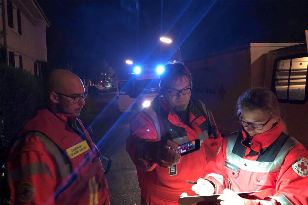 Kälte, Hunger und Durst: DRK-Rettungseinsatz für Brummifahrer an der A44 bis in die Nacht Wenn Menschen Hilfe brauchen, spielt die Tageszeit keine Rolle. Nico Müller und Thorsten Grund (v. l.) haben den Einsatz an der A44 geleitet. Das Bild zeigt sie bei einer früheren Aktion mit Chantal Glienke.