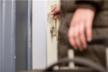 Wenn Mieter in den Urlaub fahren, müssen sie ihrem Vermieter keinen Schlüssel dalassen. Für Notfälle kann es aber ratsam sein, dass der Vermieter weiß, wo ein Schlüssel hinterlegt ist. Foto: Christin Klose