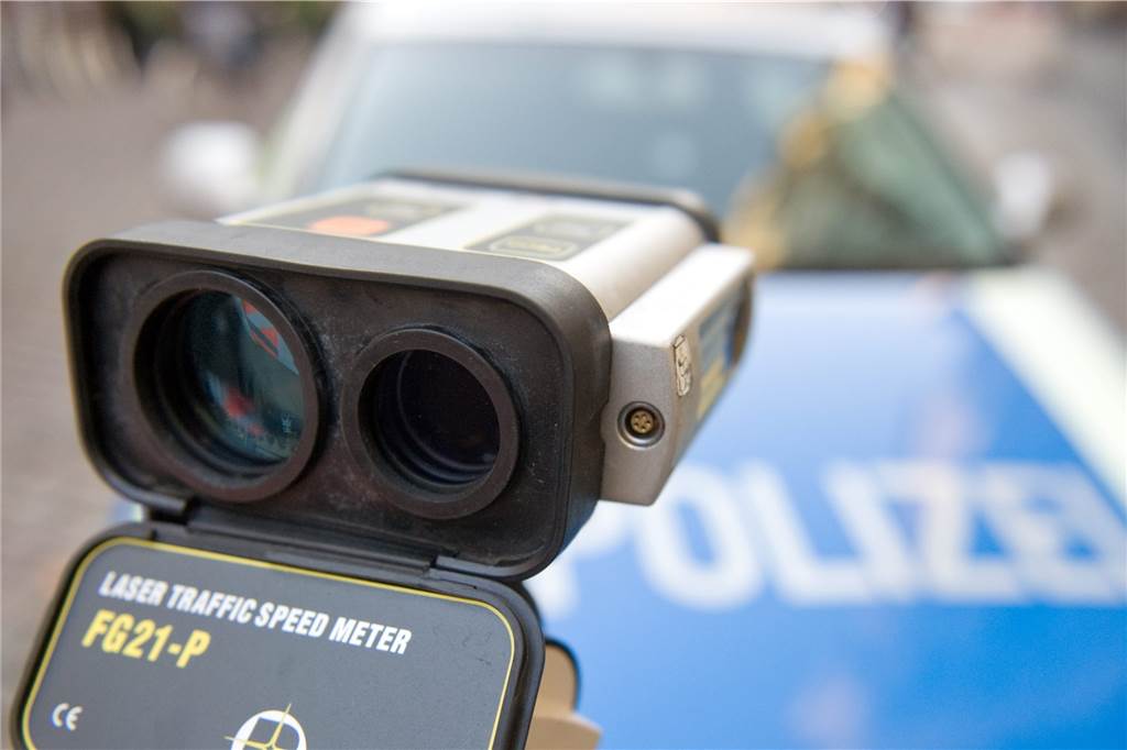 Die Grimbergstraße ist eine Straße unter vielen mit Raser-Problemen "Wenn nicht viel zu viele Menschen zu schnell fahren würden, müssten wir ja nicht ständig blitzen." Polizeisprecher Andreas Lesch hat keine Illusionen.