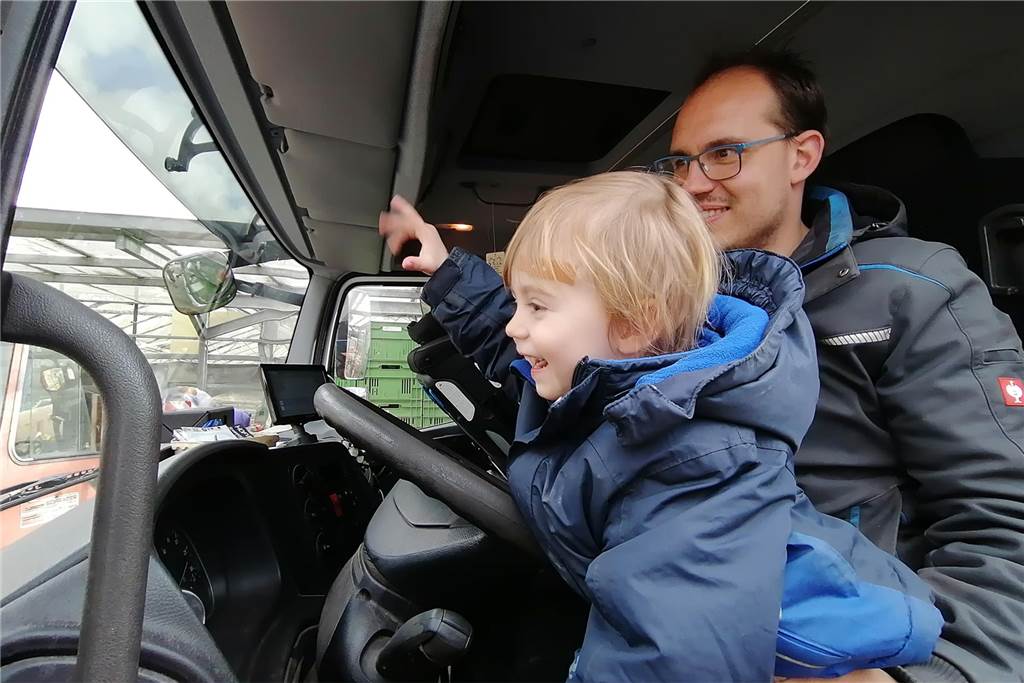 Personalmangel in der Kita stellt Familie Michels vor Herausforderungen Emelie und Sascha Michels im Führerhaus des Lieferwagens.