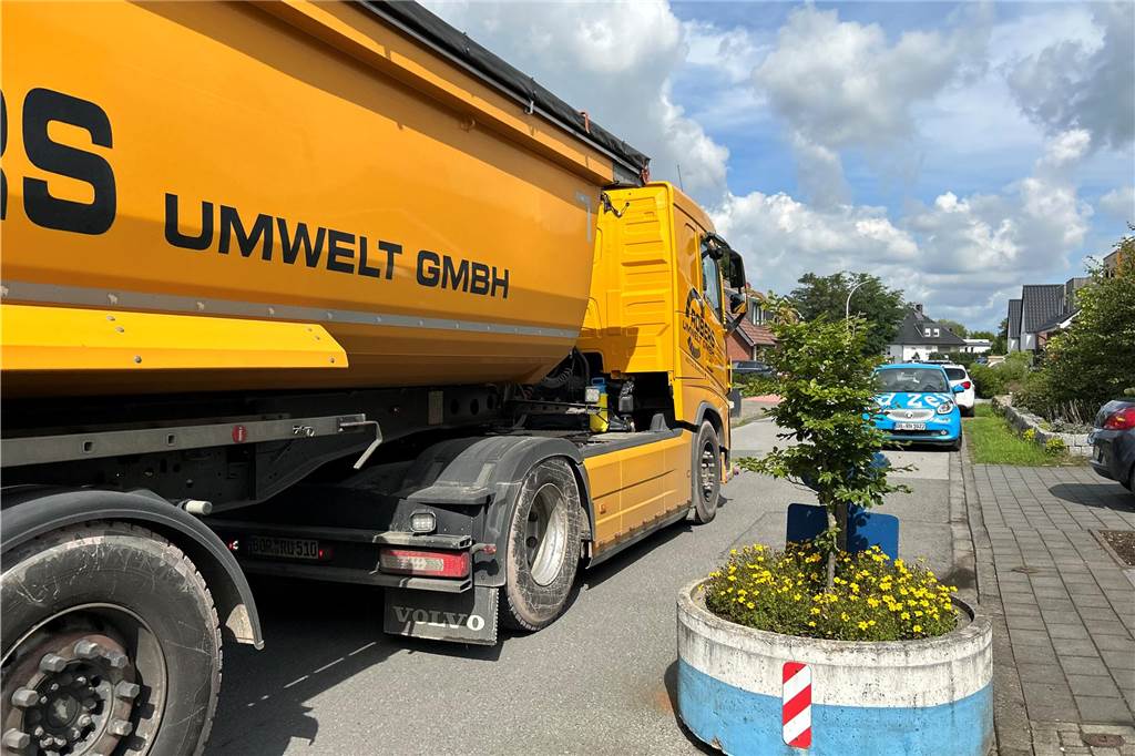 Immingfeldweg: Verkehrsberuhigung muss Rücksicht auf Landwirte nehmen Ein Lkw fährt auf dem Immingfeldweg an einem Pflanzkübel vorbei.