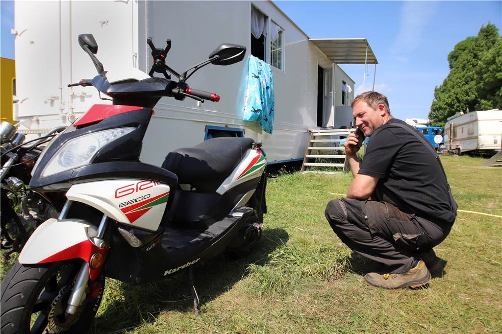 Seiltanz macht im Circus Casselli in Lünen mittwochs nur die Wäsche Wenn Reparaturen anstehen, dann ist das Markus Renz Job. Der Roller hat dieses Mal einen Platten.