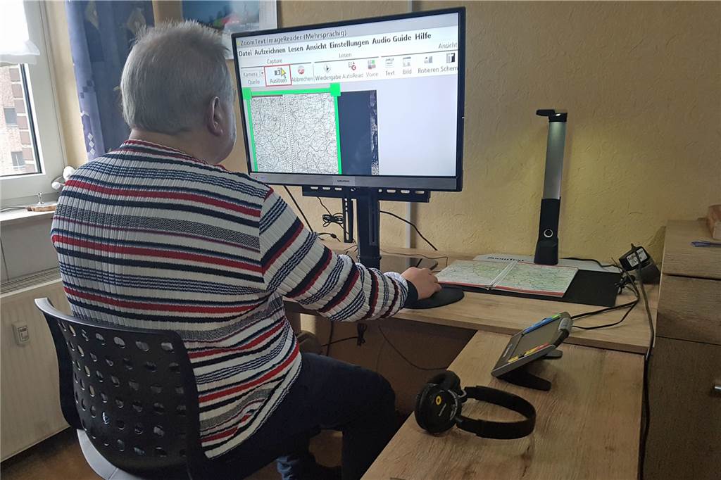 Dieser blinde Krimiautor lässt junge Fußballer in Dorsten sterben Wenn Richard Krause mal eben etwas im Atlas nachschauen will, muss er die Seite einscannen, zurechtschneiden und mit einer Spezialsoftware auf das 20-Fache vergrößern, um etwas erkennen zu können.