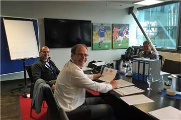 Wenn Schalke 04 auf den FC Bayern trifft, dann ist viel Tradition und Rivalität angesagt. Heiner Hollekamp (M.) geht mit einem anderen Blick an die Sache heran. Für ihn stehen Sicherheit und Abläufe in den Bundesligastadien an oberster Stelle.