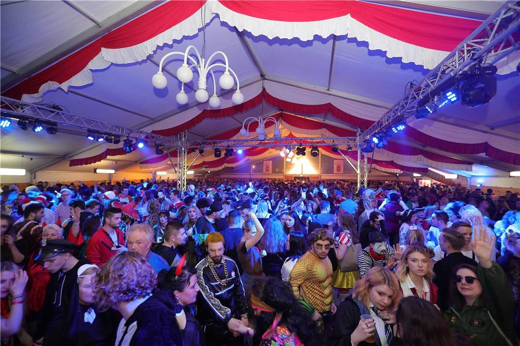 Wenn Selm Karneval feiert, dann richtig. Das Festzelt auf dem Campus fasst knapp 2000 Menschen.