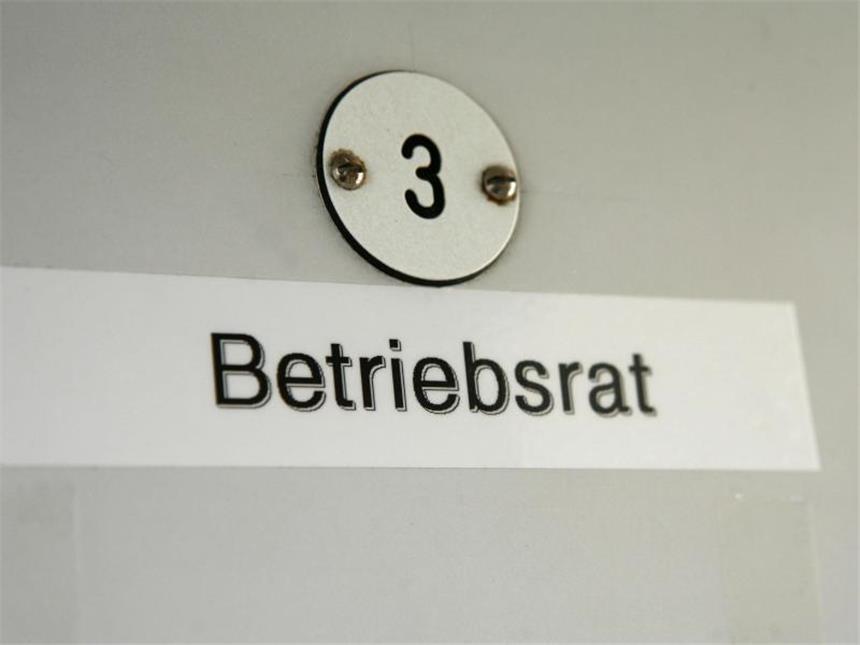 Was die Geheimhaltungspflicht für Betriebsräte bedeutet Wenn sich Betriebsratmitglieder nicht an die Verschwiegenheitspflicht halten, müssen sie mit Ausschluss und Schadenersatzforderungen rechnen. Foto: Frank Rumpenhorst/dpa
