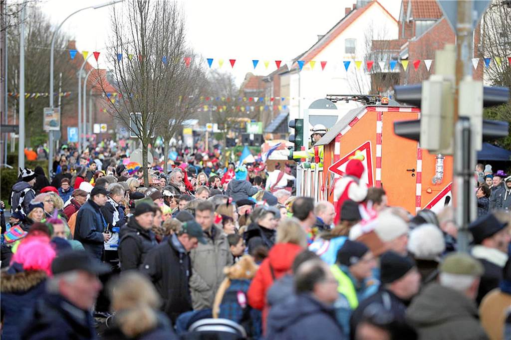 Wissenwertes zum Karneval in Olfen: Wussten Sie schon, dass...? Wenn sich der Karnevalsumzug am Nelkendienstag durch Olfens Straßen schlängelt, sind Hunderte von Zuschauerinnen und Zuschauern mit dabei.