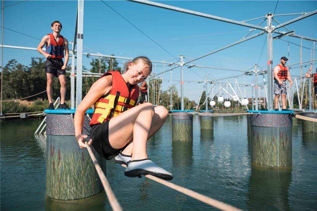 Blaualgen verschieben Saisonstart des Aqua Climbs im Ternscher See Ein Mädchen in Schwimmweste überquert ein Hindernis auf dem Aqua Climb am Ternscher See.
