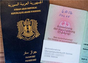 Wenn sich ein Asylbewerber nicht an der Ausstellung seines Passes beteiligt, kann ihm das Geld gekürzt werden.