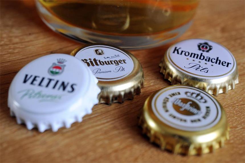 Bierkasten geteilt: Wem gehören die Kronkorken? Wenn sich Freunde einen Kasten Bier teilen, sind sie dann alle Miteigentümer der Kronkorken? Weil ein Korken eine Auto-Gewinn garantierte, wird unter anderem diese Fragestellung vor dem Landgericht Arnsberg erörtert.