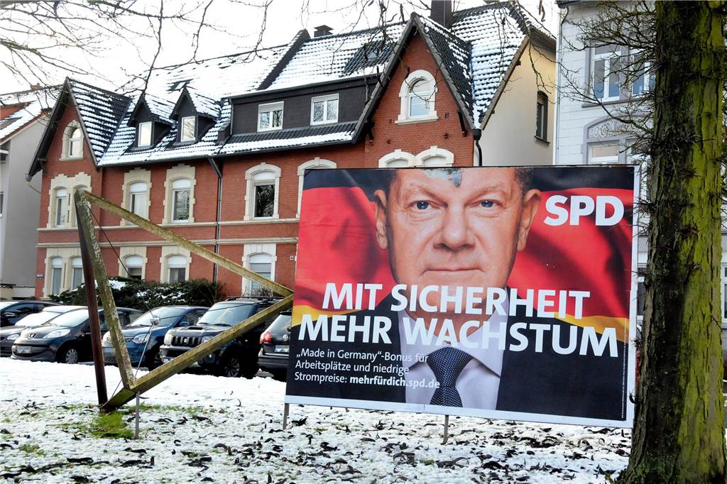 Großplakat der SPD für die Bundestagswahl 2025 auf einer Grünfläche.