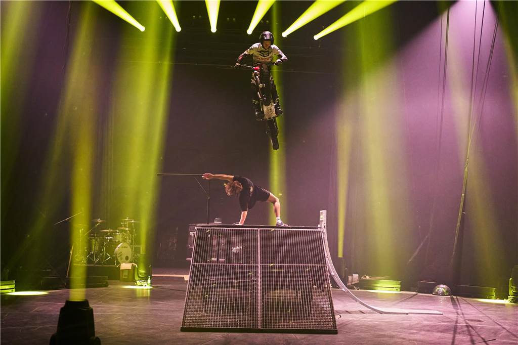 Wenn sie proben, riecht es im ganzen Zirkuszelt nach Benzin: das Duo Christophe and Partner mit Trial (Motorrad) und Freerunner.