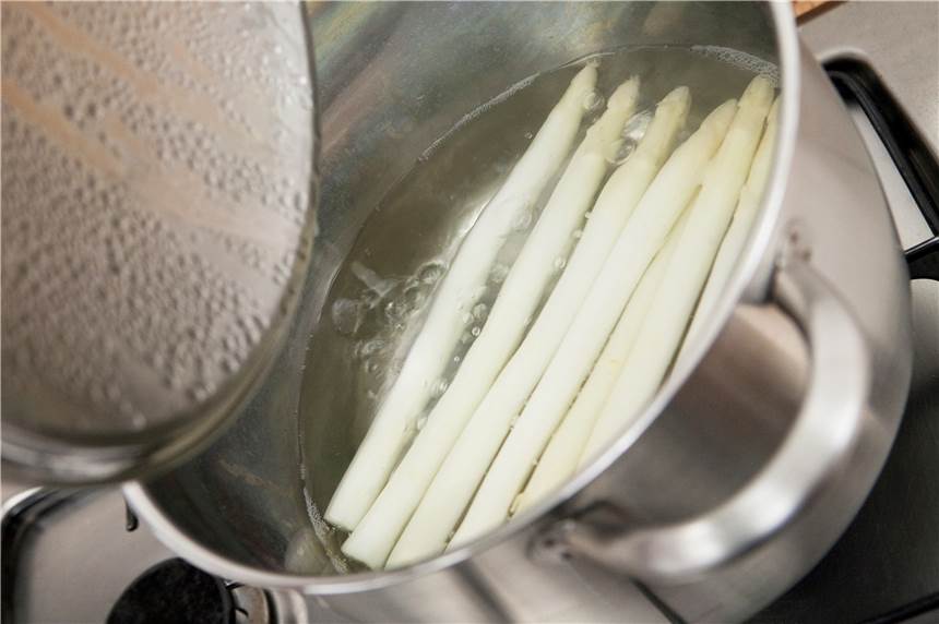 Spargel kochen: Worauf muss ich achten? Wenn Spargel sehr bitter schmeckt, kann ein Löffel Zucker im Kochwasser die Rettung sein.