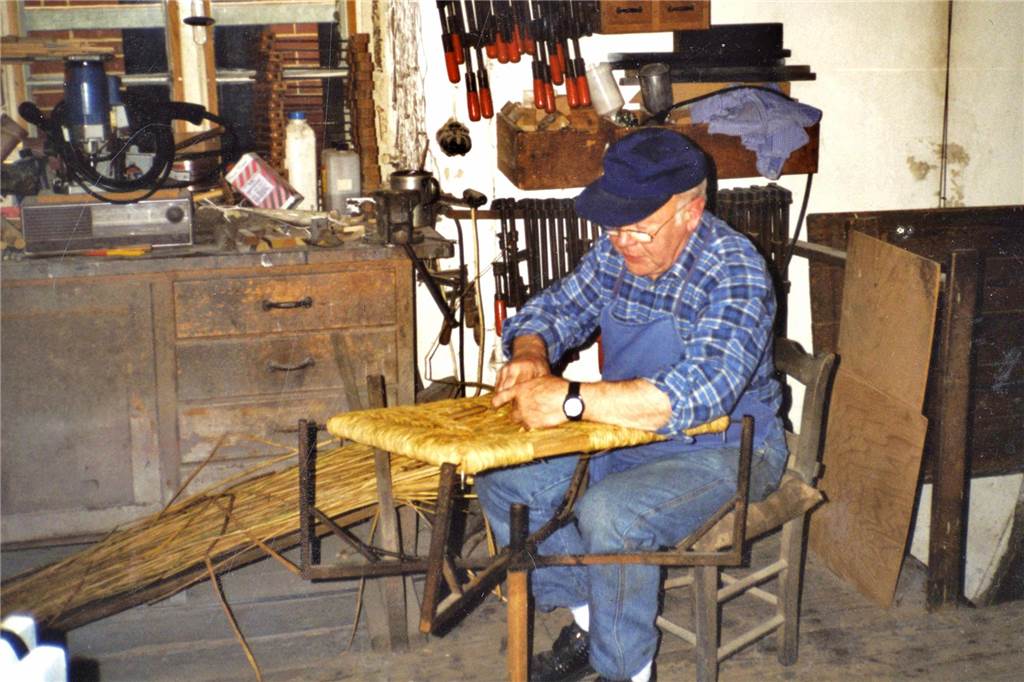 Stuhlmacher Heinz Elberfeld repariert einen Stuhl in seiner Werkstatt in Werne.