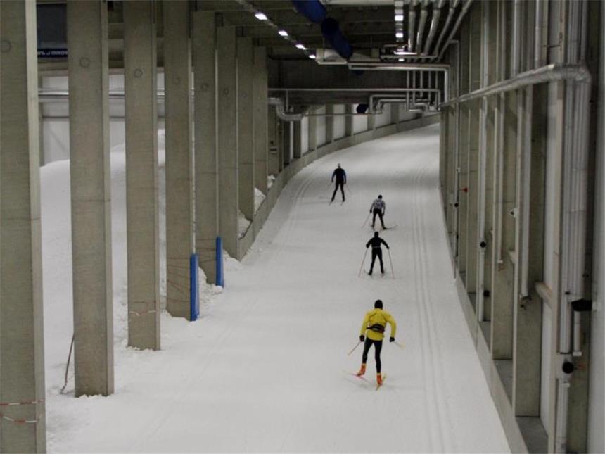 Wintersport im Thüringer Wald genießen Wenn vor der Tür kein Schnee liegt, können Sportler in die Skihalle von Oberhof ausweichen. Foto: Nicole Jankowski