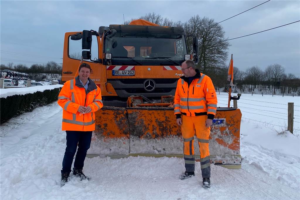 Müllabfuhr, Abwasser, Straßenreinigung: Gebühren steigen zum Jahresbeginn Bürgermeister Rajko Kravanja und EUV-Mitarbeiter Dirk Schlüter im Winterdienst-Einsatz im Februar 2021