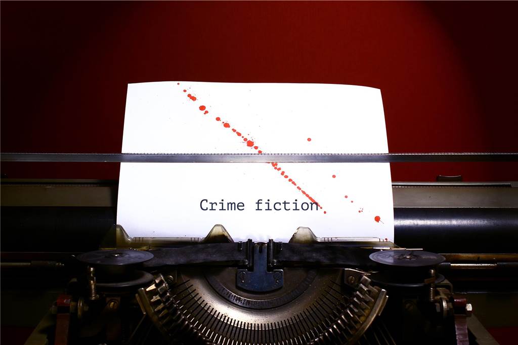 True Crime im Stream: Dokus über Verbrechen, die für Spannung sorgen schreibmaschine mit einem blatt papier auf dem crime fiction steht