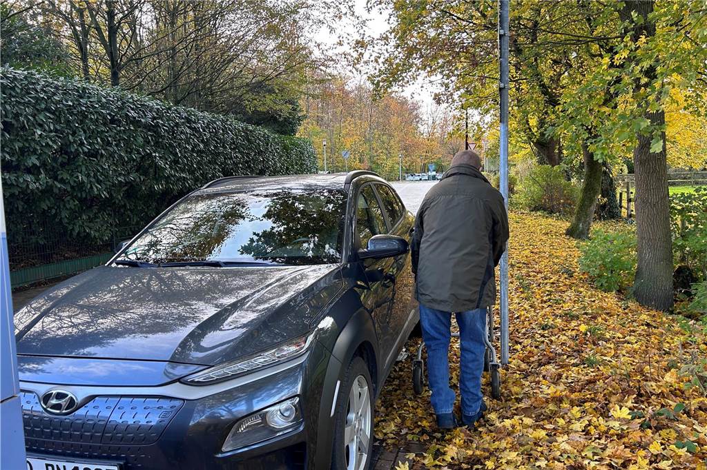 Schmaler Gehweg nicht mehr benutzbar: Ladesäulen stören Fußgänger Wenn Wolfgang Schwärzel mit seinem Rollator unterwegs ist, dann wird es eng. Er hat Angst, beim Vorbeigehen ein Auto zu beschädigen.