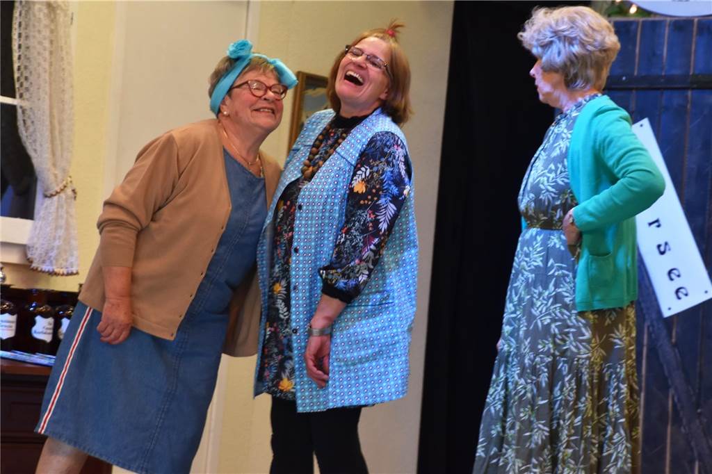 Wenn zwei sich freuen... wundert sich die Dritte. (Ursula Hortig, Tilda Timmel und Regina Guth (v.l.)