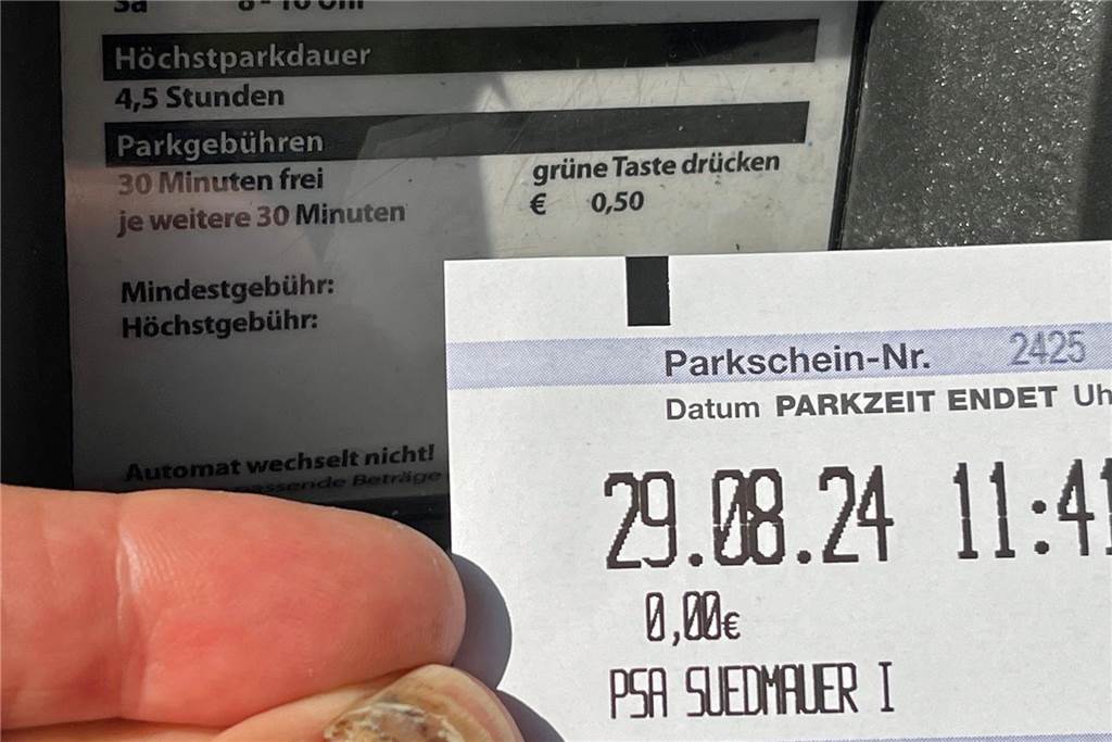 Trotz des Sparzwanges: „Brötchentaste“ beim Parken bleibt unangetastet Wer 30 Minuten in der Werner Innenstadt kostenlos parken will, muss einen entsprechend Parkschein hinter die Windschutzscheibe legen. Am Solebad und auf dem Kurt-Schumacher-Platz sind sogar die ersten drei Stunden kostenlos.