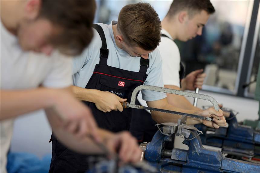 Zahl der Arbeitslosen in Lünen sinkt weiter - eine Gruppe profitiert besonders Wer aktuell eine Ausbildung abschließt, dem ist eine feste Anstellung fast sicher.