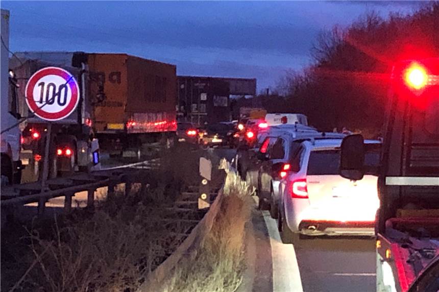 B236: Stau im morgendlichen Berufsverkehr – Das war der Grund Wer am Freitagmorgen über die B236 fahren wollte, brauchte Geduld.