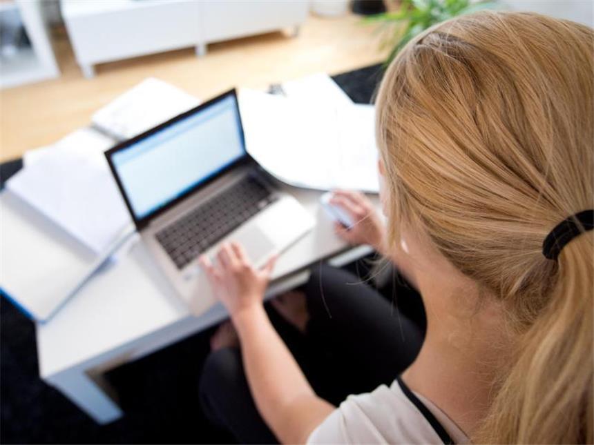 Häusliches Arbeitszimmer für Wochenenddienste absetzbar Wer am Wochenende sein Arbeitszimmer zu Hause nutzen muss, kann dies steuerlich geltend machen. Foto: Daniel Naupold/dpa