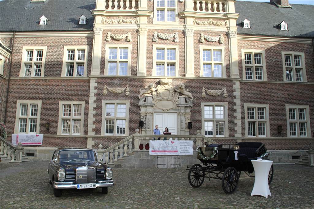 Ahauser Traumhochzeitstage: Gute Laune und ein paar Tränen im Schloss Wer am Wochenende zum Schloss gekommen ist, wurde erstmal von Live-Musik begrüßt. Jessica Koch und Carolin Brüggemann sorgten meistens für die Unterhaltung.