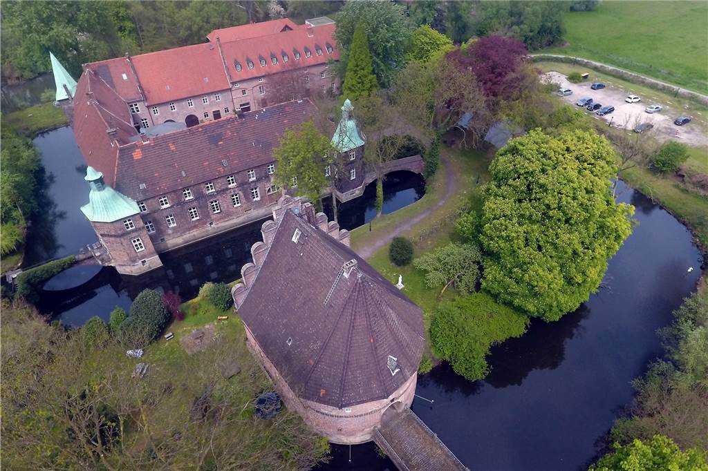 Wer an den Stadtteil Bladenhorst denkt, dem fällt zuerst das Schloss mit gleichem Namen am Westring ein.