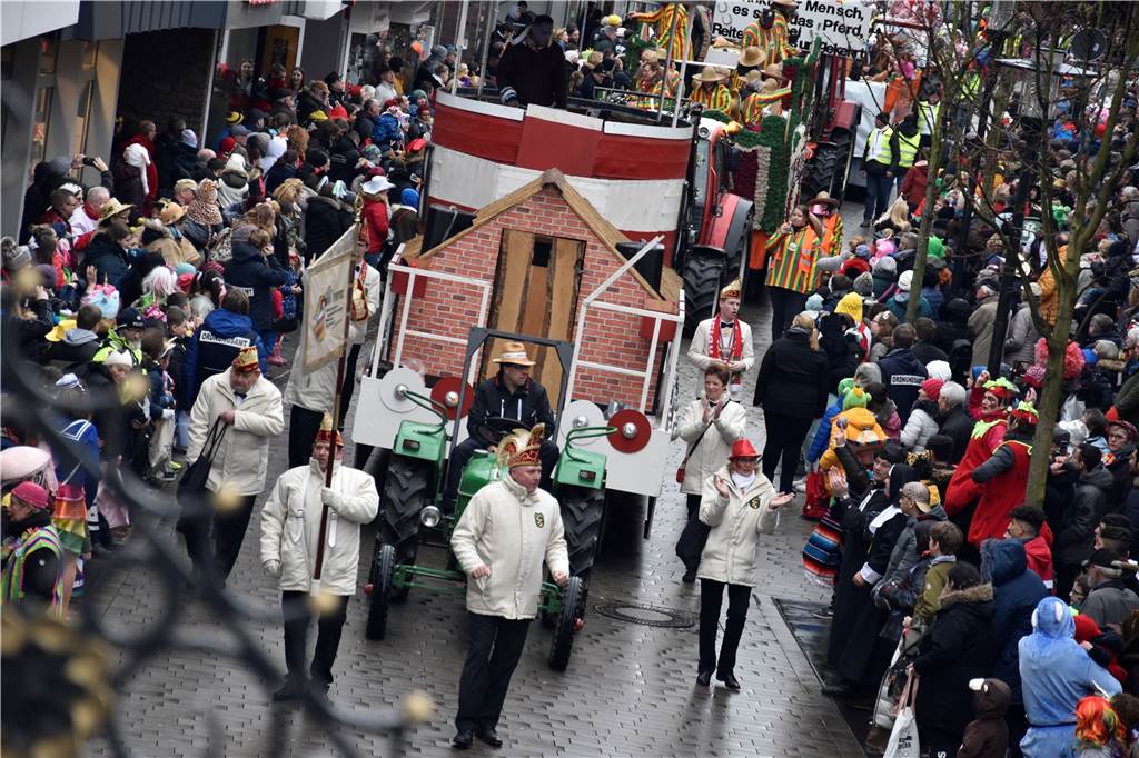 Auf dem Rosenmontagszug schrie sich das Werner Prinzenpaar die Stimme aus dem Leib Wer an Rosenmontag im Hotel Baumhove gastierte, hatte einen perfekten Blick auf das Karnevalstreiben.