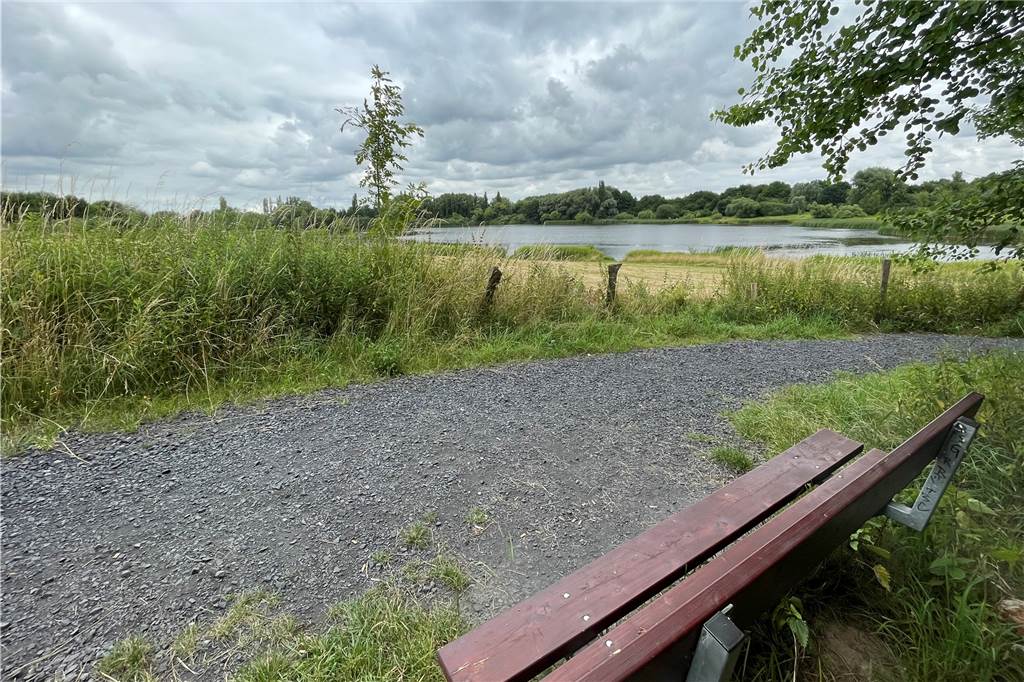 Wer auf den Bänken am Lanstroper See Platz nimmt, hat eine tolle Aussicht aufs Wasser.