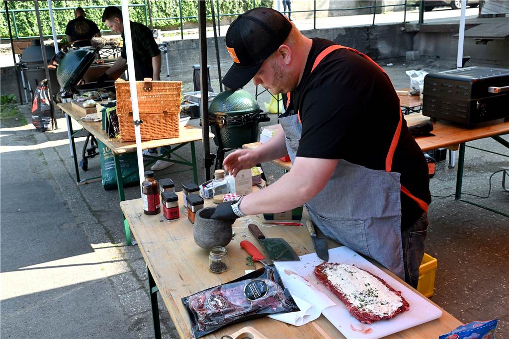 Unternehmens-Kooperation: Selmer eröffnen Grill-Store in Bork Wer auf Fleisch steht, bekommt bei diesem Anblick sicher einen feuchten Gaumen.