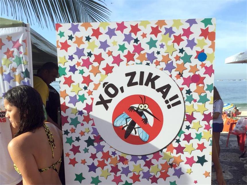 Zika-Risiko: Rückkehrer sollen Kondome benutzen Wer aus einer Zika-Region zurückkehrt, sollte laut WHO mindestens acht Wochen lang beim Sex Kondome benutzen. Foto: Georg Ismar