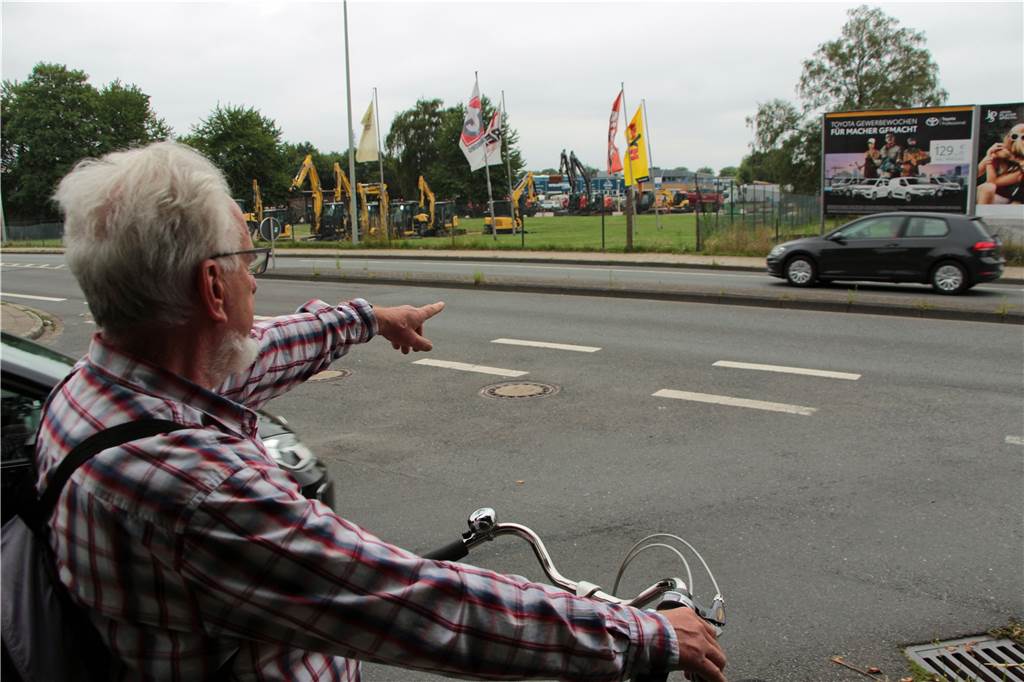 Mit Video: „Planer vergessen, dass Radler auch mal nach links wollen“ Wer aus Richtung Innenstadt kommend von der Stockumer Straße in Höhe Einkaufszentrum (Kaufpark/Aldi) nach links in die Breielstraße abbiegen will, muss einen großen Umweg fahren.