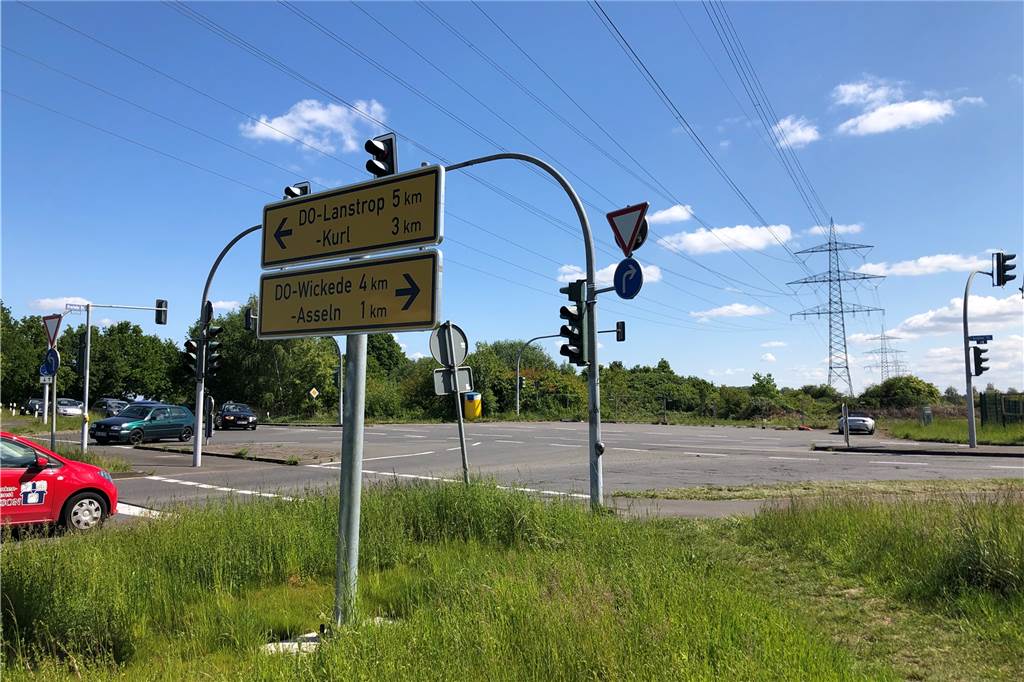 Grüne und Naturschutzverbände gegen Weiterbau der Brackeler Straße Wer aus Richtung Stadtmitte die Brackeler Straße entlangfährt, steht irgendwann vor der Alternative, entweder nach links Richtung Kurl und Lanstrop oder nach rechts Richtung Asseln und Wickede abzubiegen. Geradeaus geht es nicht weiter