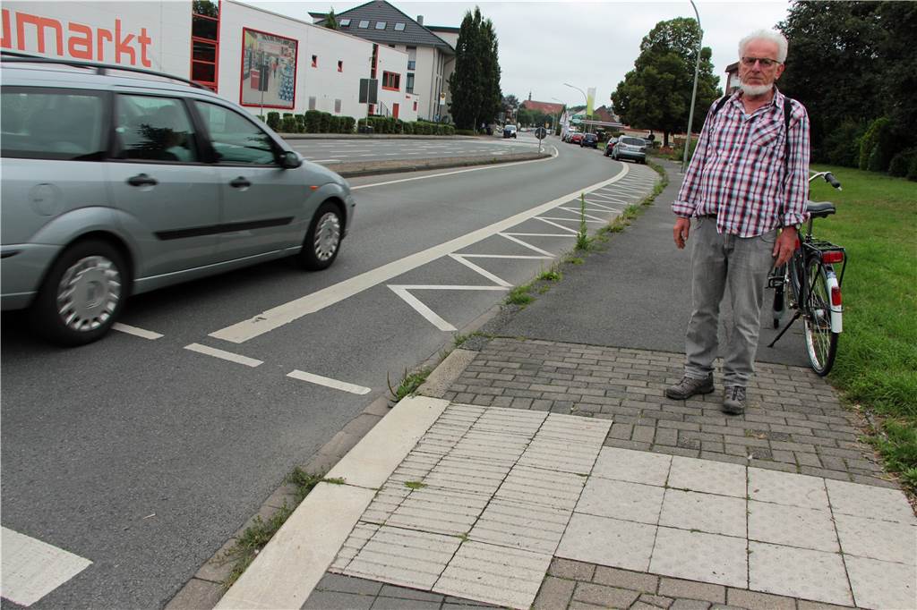 Wer aus Stockum kommend über die Kreuzung Hansaring fährt, findet keinen Radweg mehr vor und muss auf die Fahrbahn ausweichen.