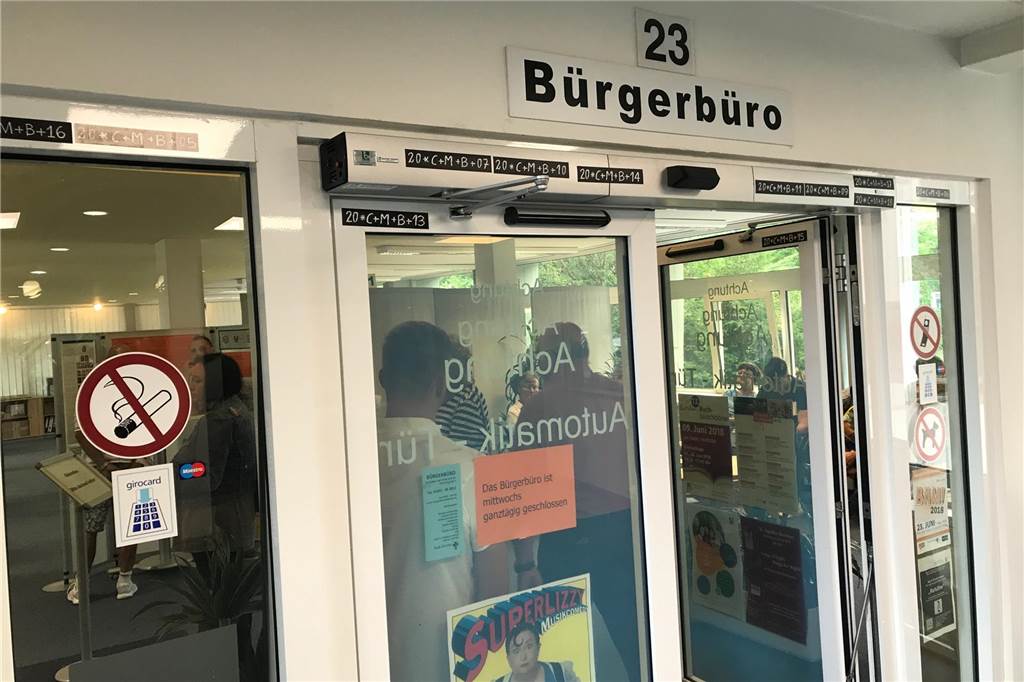 Elektronisches Passfoto: Matthias Hundt ist bereit sich umzustellen Eingang zum Bürgerbüro