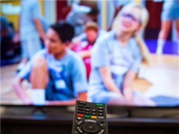 Wer bei mehreren Serien ständig auf dem Laufenden sein möchte, der sollte die Methode des "Speed Watching" anwenden. Hierbei wird die Geschwindigkeit erhöht und dadurch erzielt der Nutzer einen Zeitgewinn. Foto: Monika Skolimowska/dpa