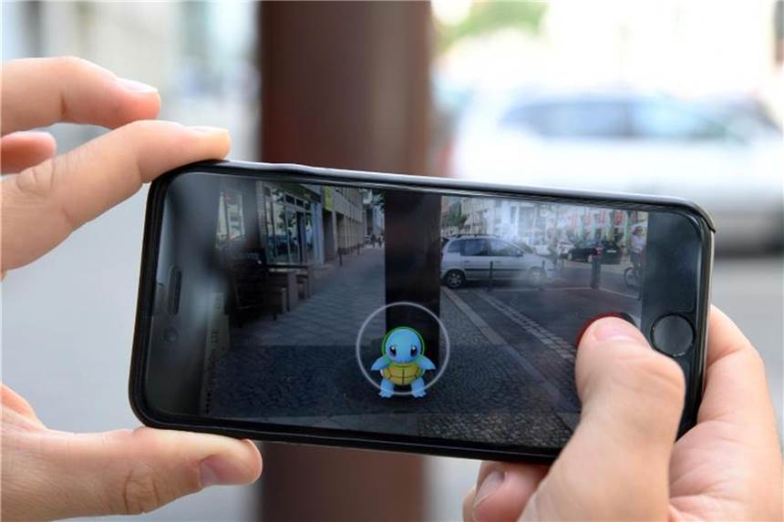 Wer beim Pokémon-Fangen - hier ein Schiggy in Berlin Mitte - schummelt, wird künftig erst gewarnt und dann mit der Sperre seines „Pokémon Go“-Kontos bestraft. Foto: Andrea Warnecke
