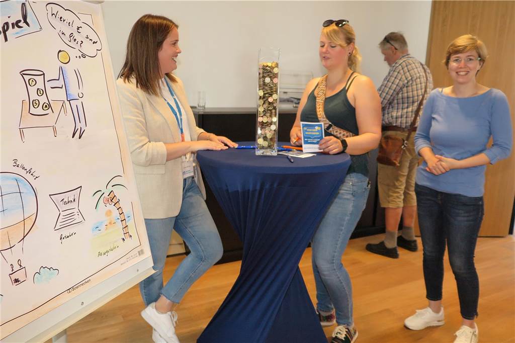 Neubau der Volksbank Schermbeck: Rundgang für Besucher Wer beim Schätzen der Summe aller Münzen in einem großen Glas am nächsten an den tatsächlichen Geldbetrag kam, wird mit einem Preis belohnt.