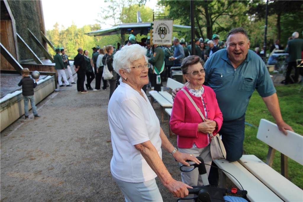 Wer Bekannte treffen wollte, war am Samstag an der Saline richtig.  Zahlreiche Wernerinnen und Werner waren dort zusammengekommen. 