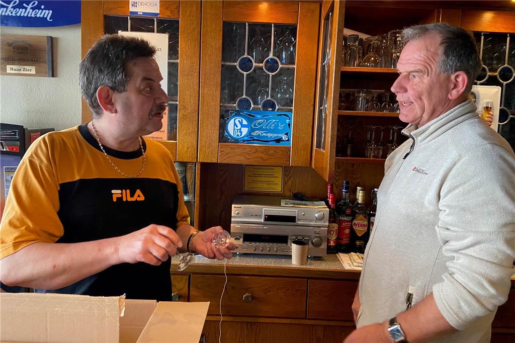 Oliver Hillen (61) von Haus Zier traurig: „Der letzte Abend war schön“ Wer bekommt die Pinnchen? Kollege Knut Höller (l.) hilft dem Wirt beim Aufräumen. Auch er ist niedergeschlagen.