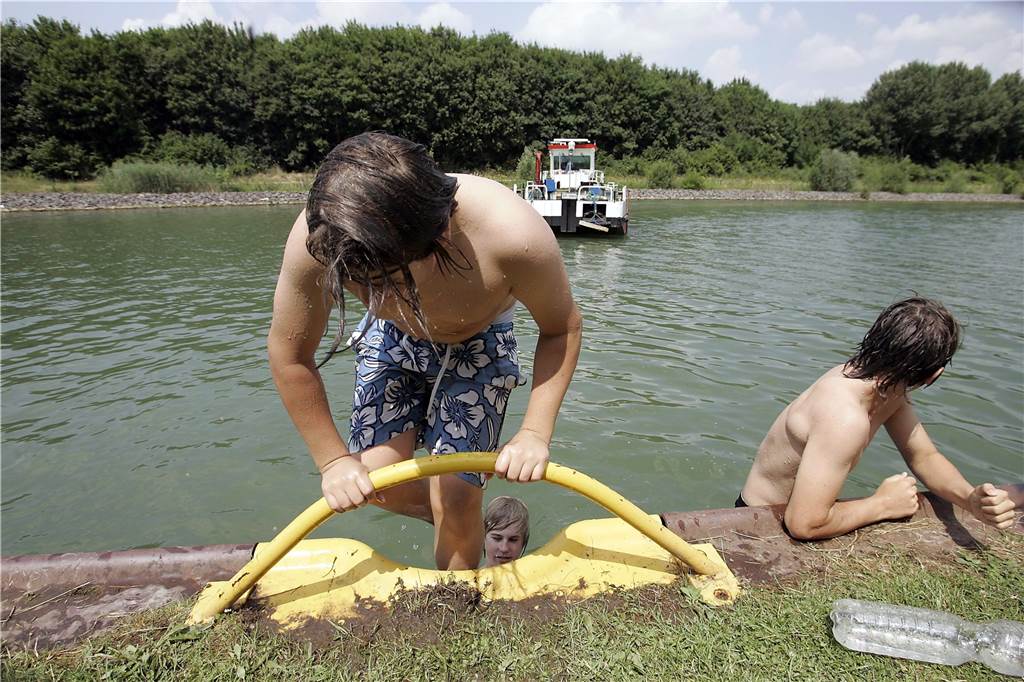 Freibad eingeschränkt geöffnet - wo gehen die Werner über Pfingsten baden? Wer bestimmte Regeln beachtet, etwa ausreichend Abstand zu Schiffen, darf im Kanal baden. Die gelben Bögen markieren die Position von Leitern in der Spundwand.