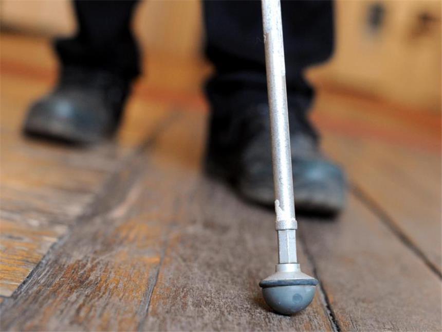 Streit um Blindengeld: Keine Abgaben an die Kasse zahlen Wer Blindengeld bezieht, muss dafür keine Abgaben an die gesetzliche Krankenkasse zahlen, entschied das Landessozialgericht Baden-Württemberg in einem verhandelten Fall. Foto: Maurizio Gambarini